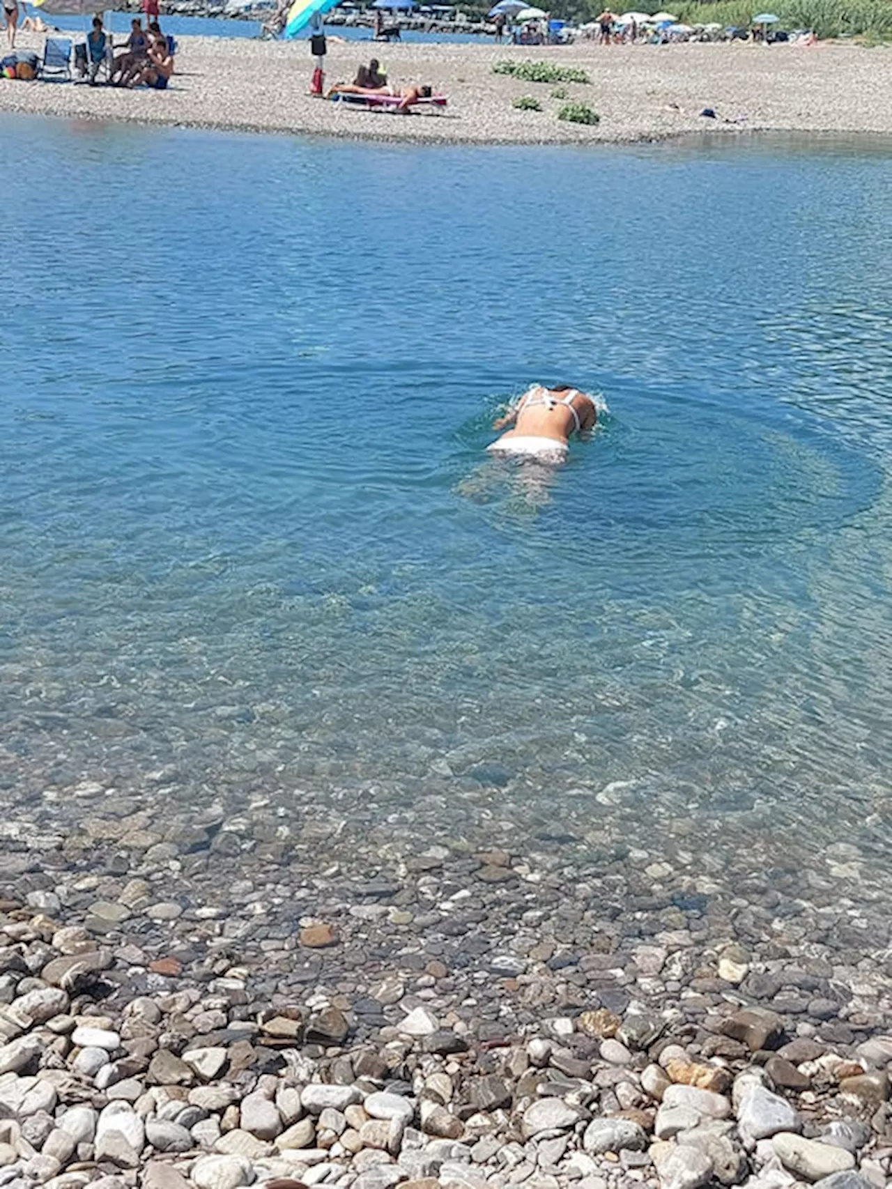 Il primo tuffo di Chiara, 14enne con la sindrome di Ondine