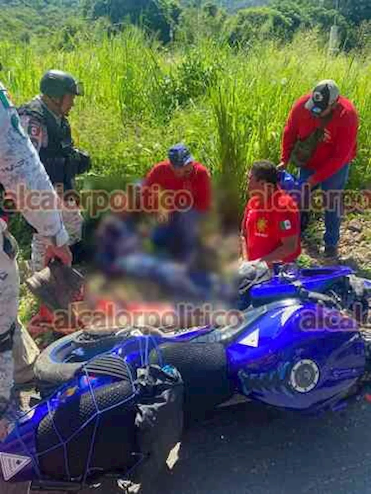 Cayó en bache y derrapó con su moto, en carretera de Alto Lucero