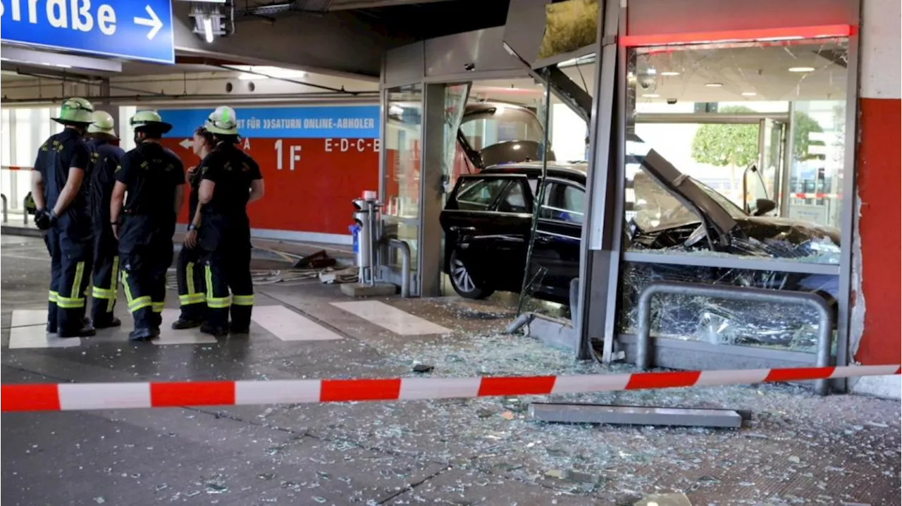 Glasscheiben geborsten: Im Parkhaus der City-Galerie gab es einen heftigen Unfall