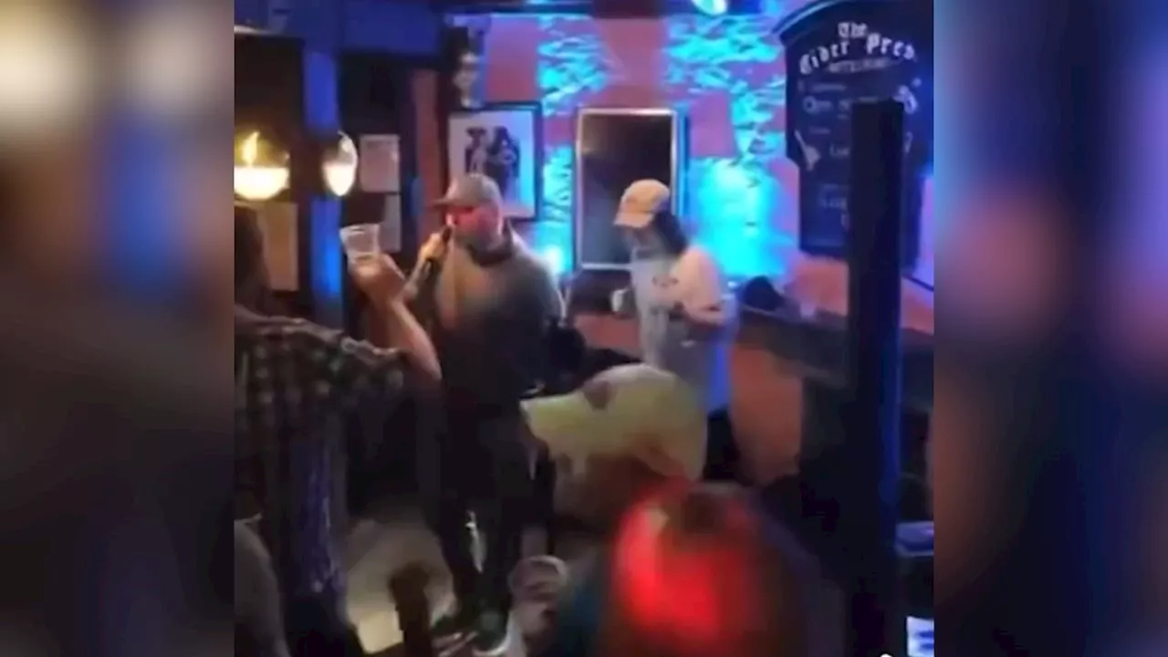 Überraschung im Pub: Plötzlich singt diese England-Legende Karaoke