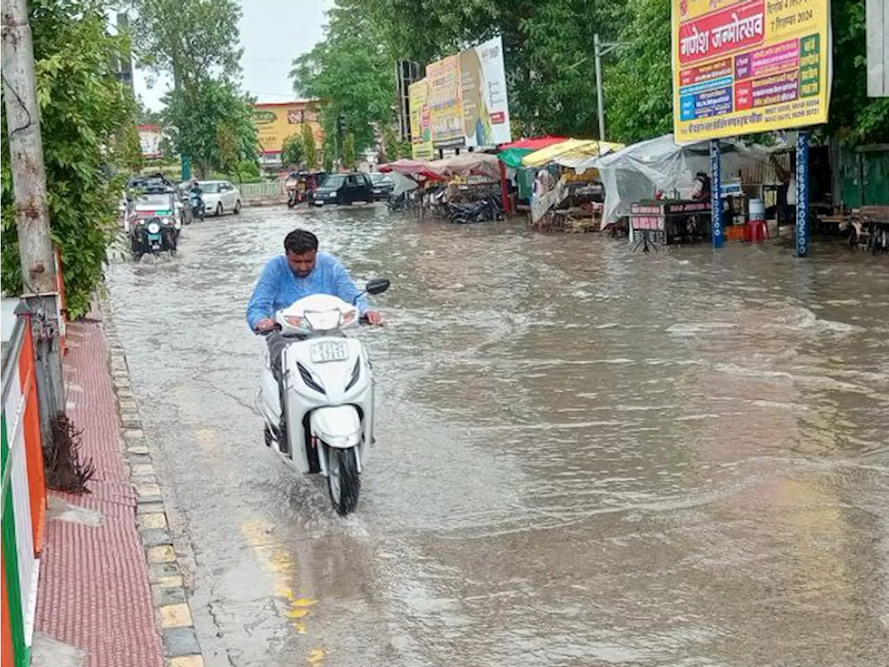 फिर बरसात में भीगा शहर: बीस मिनट बरसात से सड़कों के किनारे जमा हुआ पानी, लोग हुए परेशान