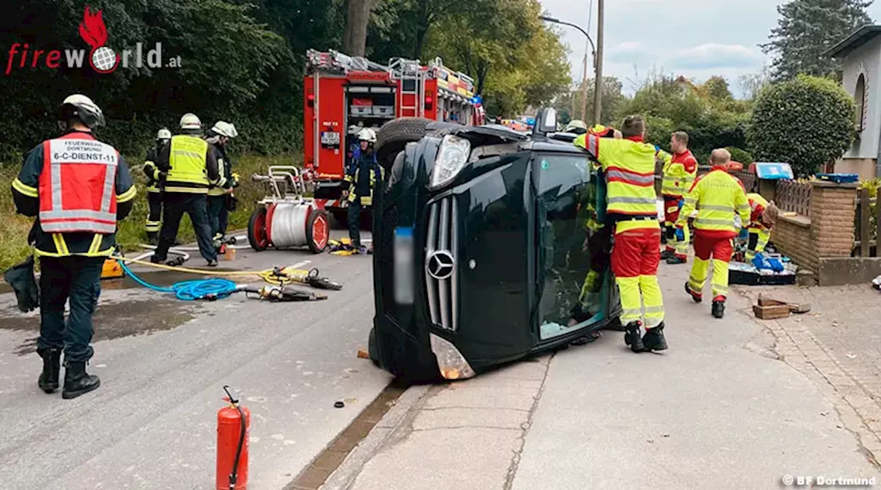 D: Pkw touchiert Baum – Fahrerin im Fahrzeug eingeschlossen