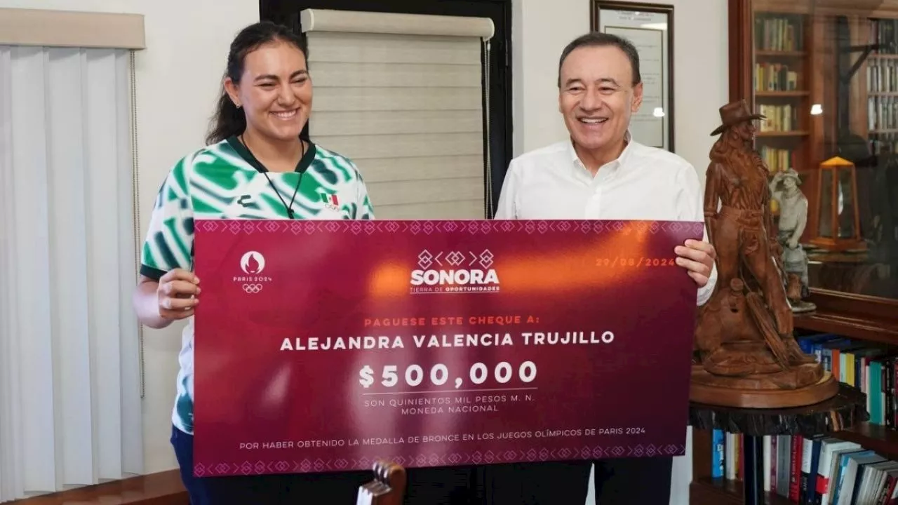 Alfonso Durazo entrega estímulo económico a Alejandra Valencia por actuación en Juegos Olímpicos