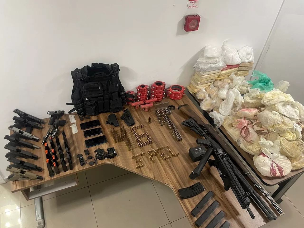 'Casa-bomba': PM apreende 70 kg de cocaína avaliada em R$ 3 milhões, carabinas e pistolas em SP