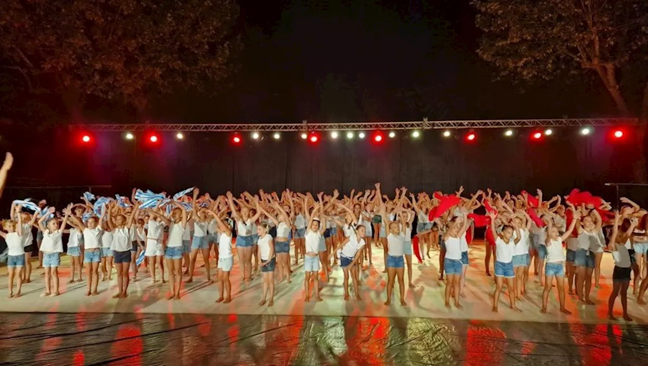 De jeunes artistes en herbe dansent les Jeux Olympiques aux arènes de Nogaro