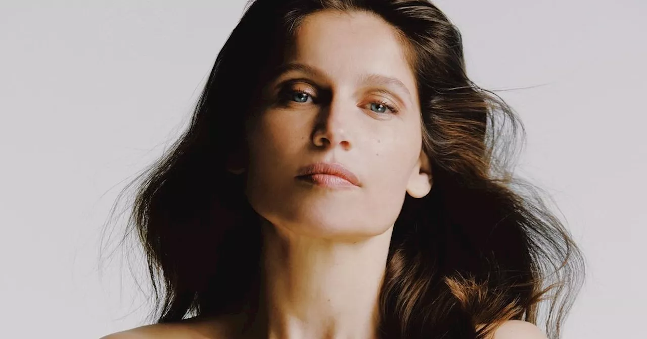 Simplement parée de perles, Laetitia Casta pose topless pour un magazine espagnol