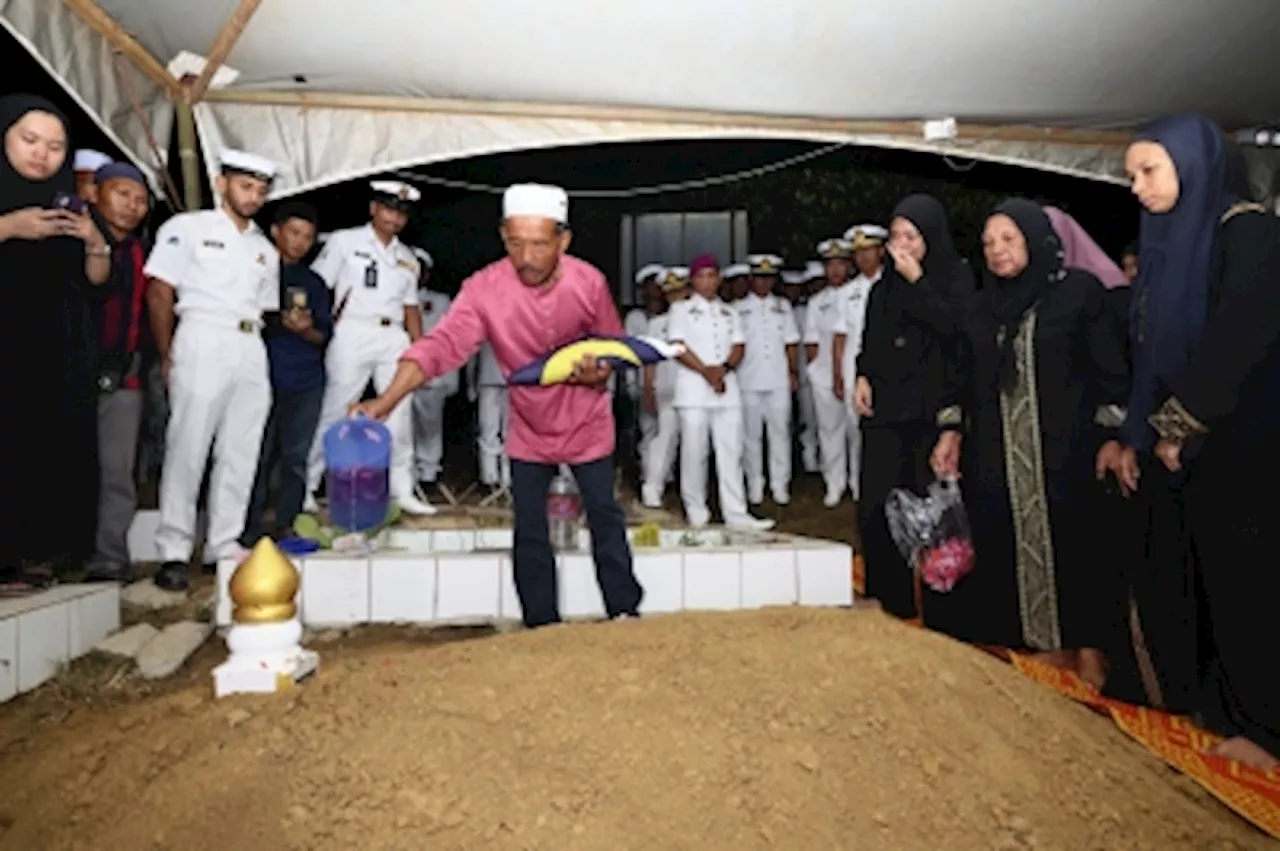 Navy diver who died while salvaging KD Pendekar buried with full military honours in Lahad Datu