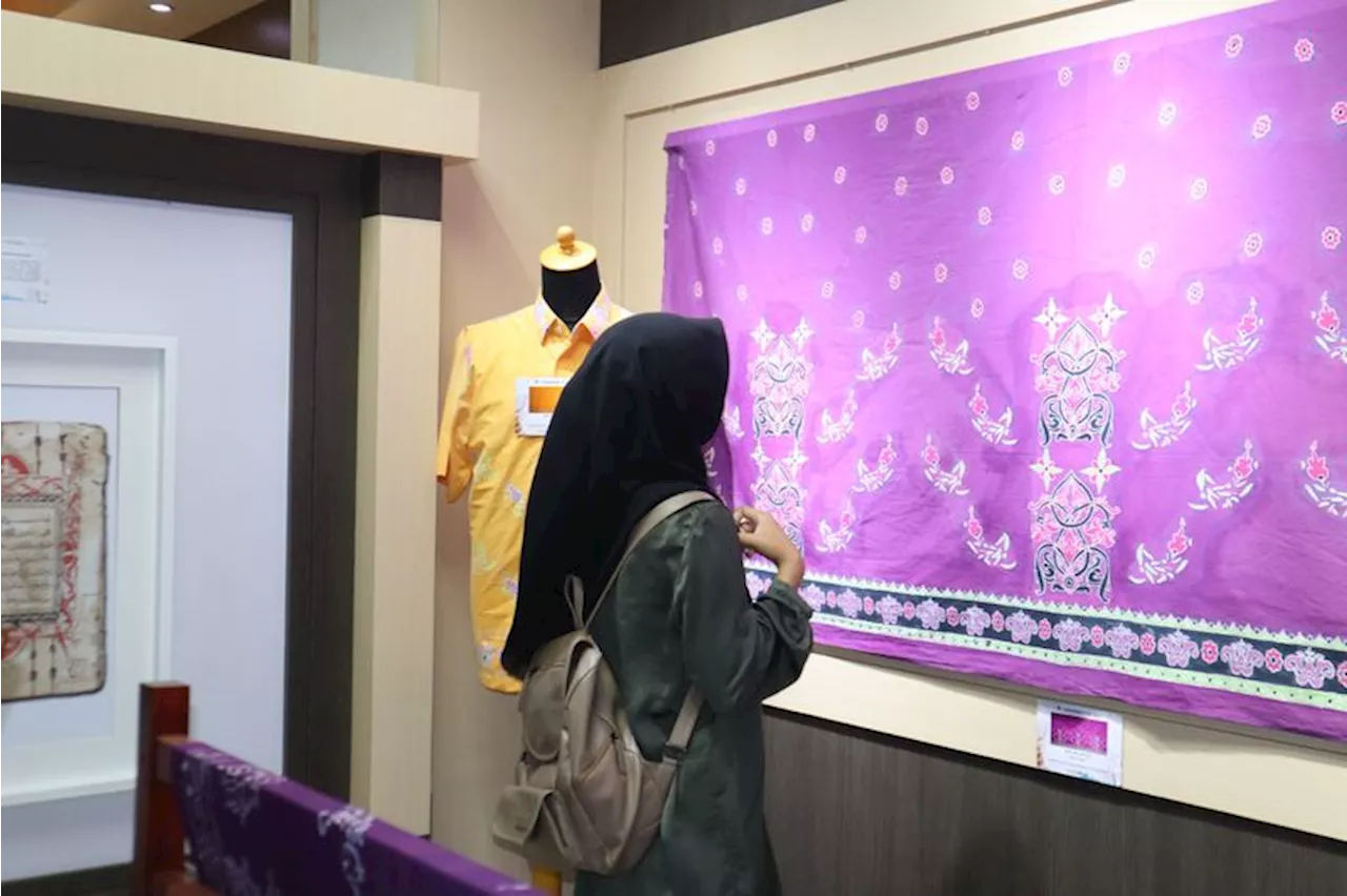 SURI Pamerkan Batik Sunyi Motif Iluminasi Manuskrip Minangkabau Karya Teman Tuli