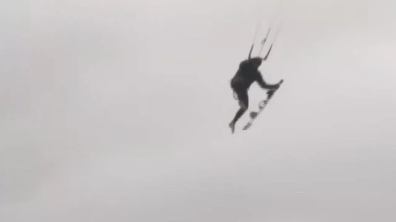 El kitesurfista que desafía a la tormenta de Santa Rosa en el Río de la Plata