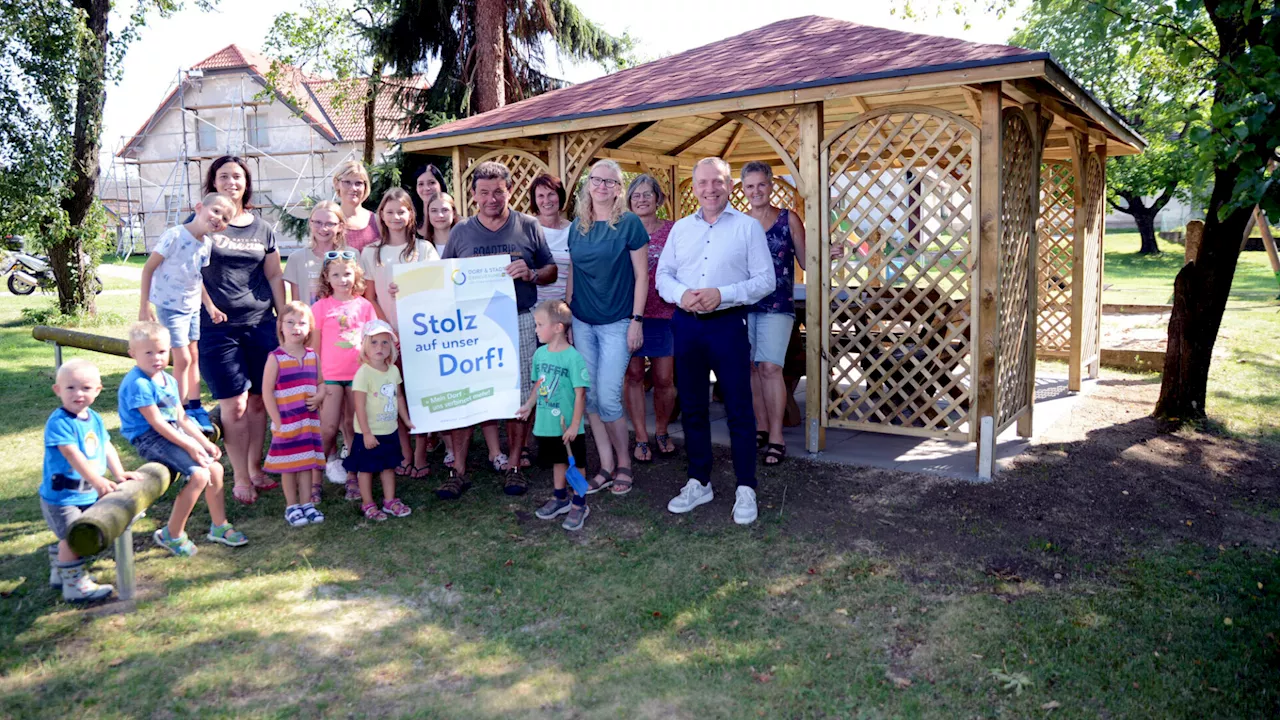 Dorferneuerungsverein Matzles: Pavillon für den Spielplatz errichtet