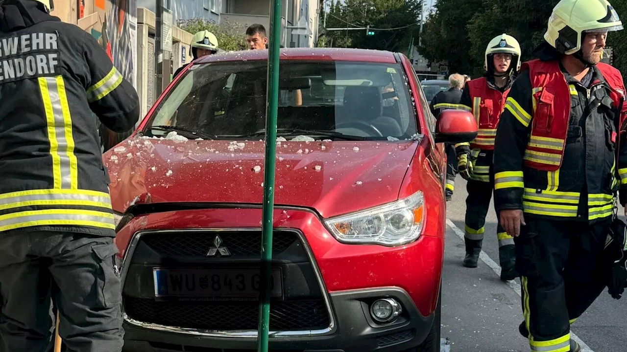 Lenkerin krachte mit Pkw in Bushaltestelle: Keine Verletzten