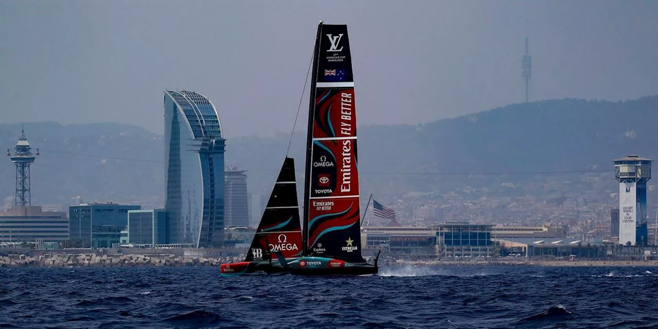 America&rsquo;s Cup: Neuseelands Jacht bei Kranunfall besch&auml;digt