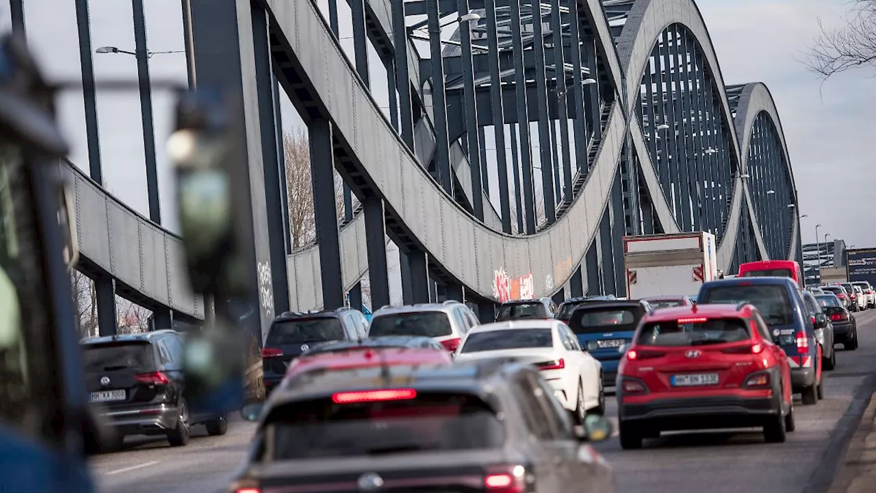 Hamburg & Schleswig-Holstein: Demos und Fußball zeitgleich - Autofahrer brauchen Geduld