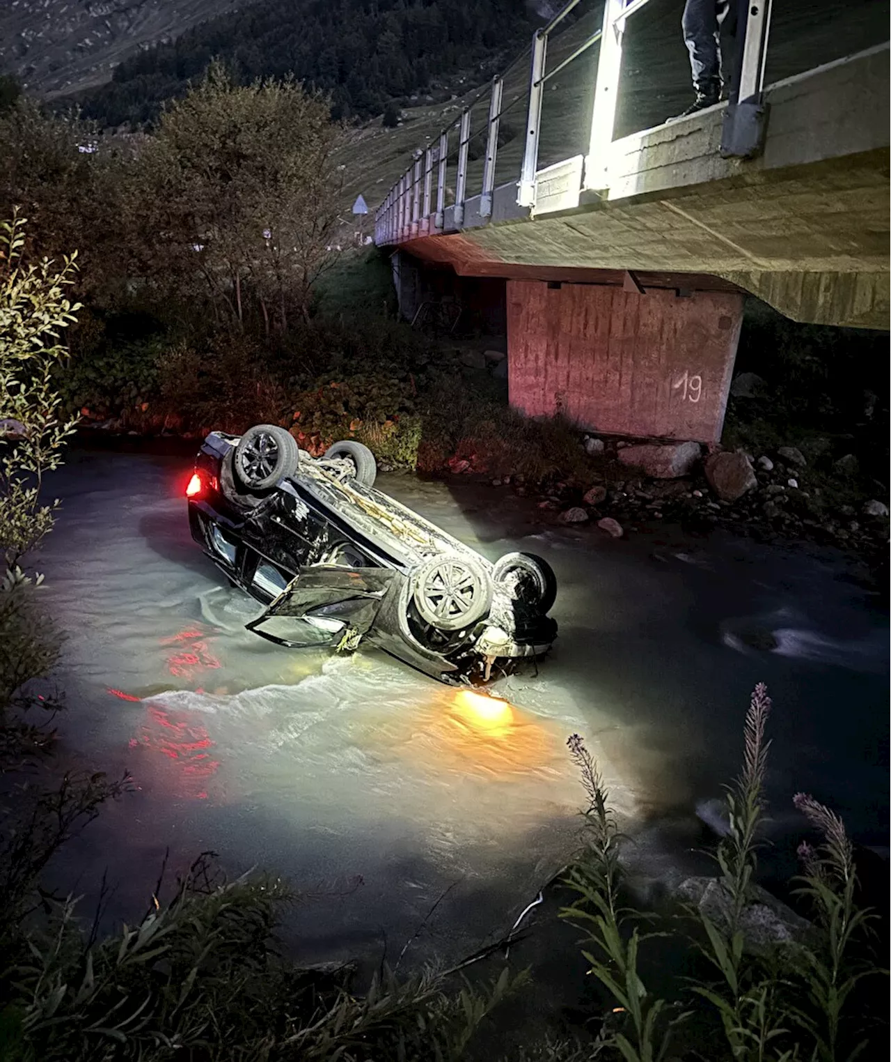 Realp UR: Fahrzeug landet auf dem Dach in der Reuss