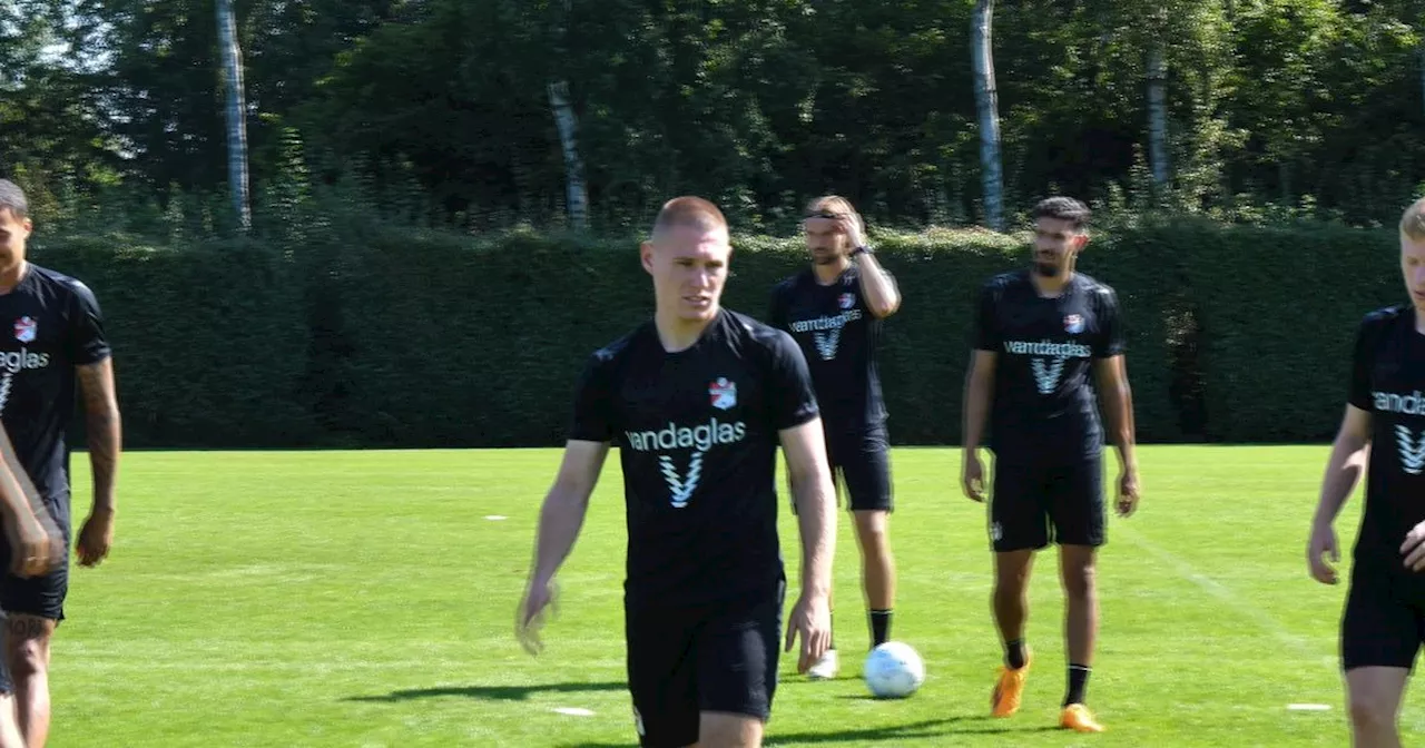 FC Emmen-aanwinst klaar om goede spel te belonen: 'Ik kan wel een goaltje maken'