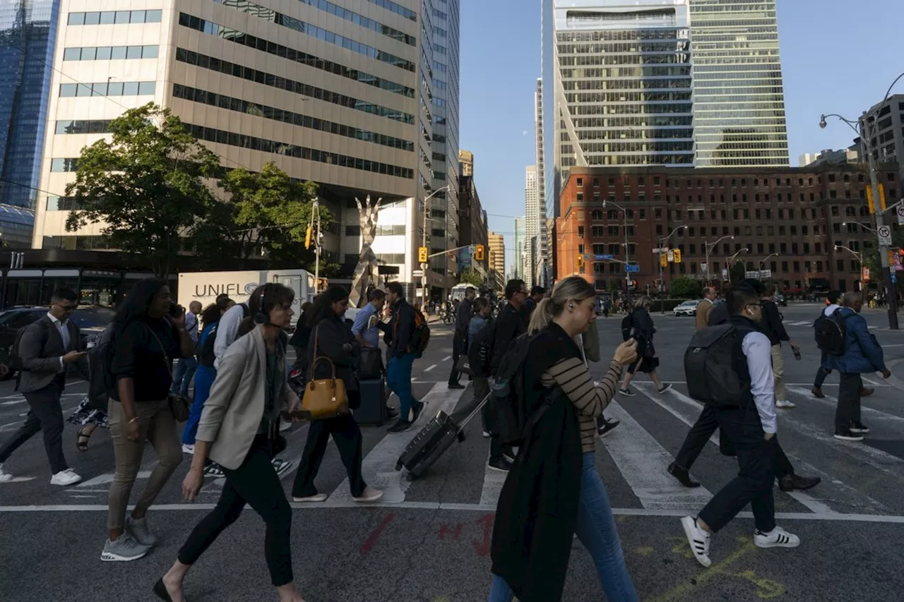 Canadian economy grows at 2.1% annual pace in Q2 even as household spending drops