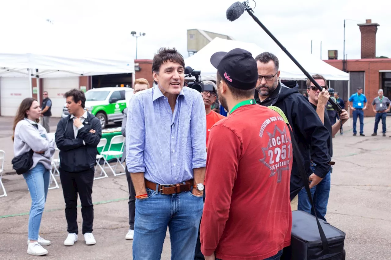 Justin Trudeau gets an earful at third and final Sault photo op