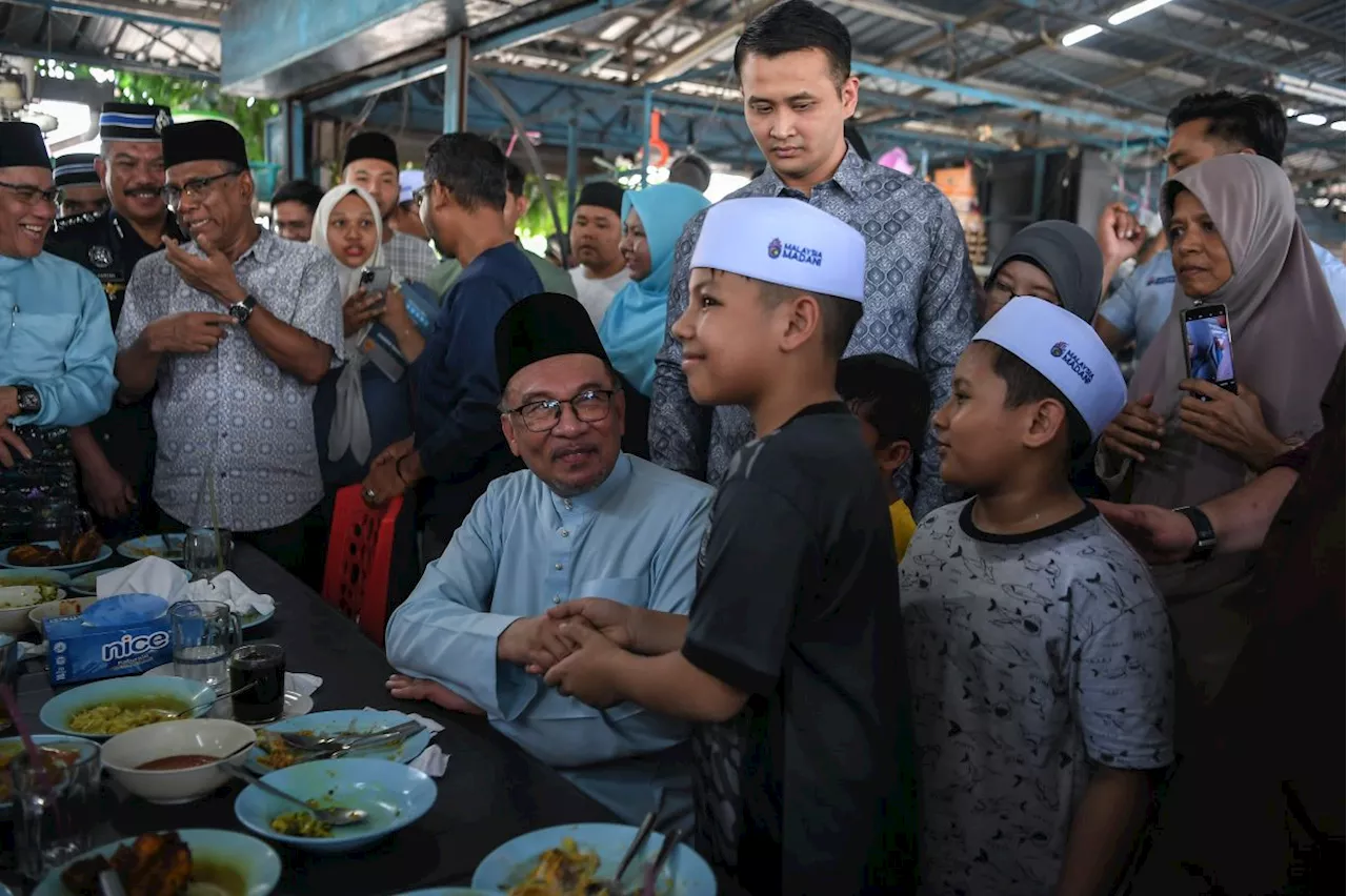 Anwar enjoys nasi kandar lunch with the people, visits Bukit Mertajam hospital