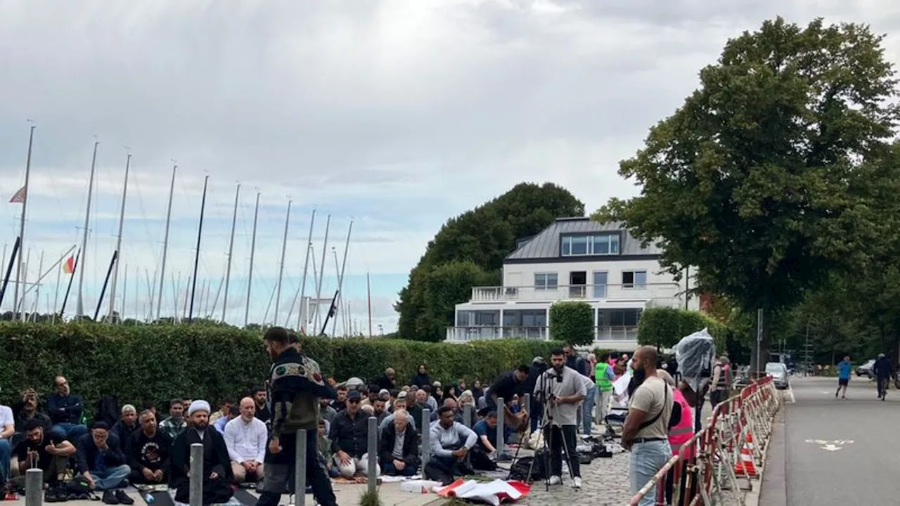 Protest vor Blauer Moschee: Protest gegen Moschee-Schließung bei Freitagsgebet