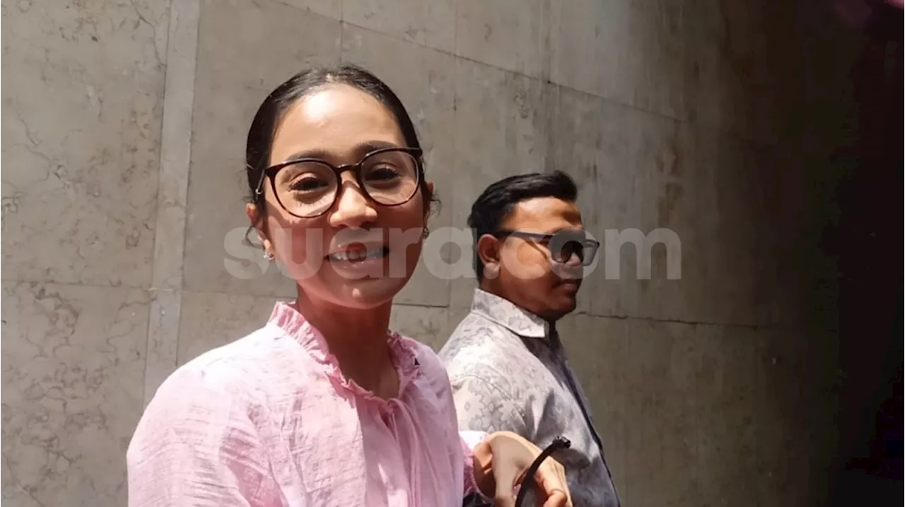 Tampil Serba Pink, Bunga Zainal Penuhi Panggilan Polisi Terkait Kasus Penipuan Rp15 Miliar