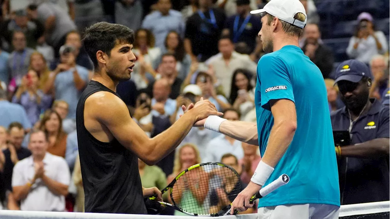 Glatt in drei Sätzen gegen Außenseiter: Carlos Alcaraz scheidet sensationell bei den US Open aus