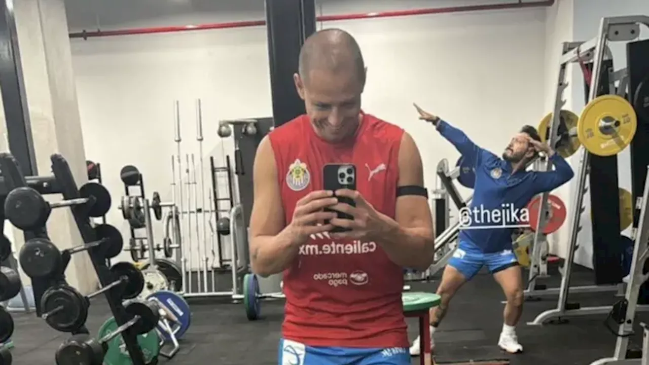 Chicharito posa entrenando y se le arruinan con pose de Cuauhtémoc Blanco