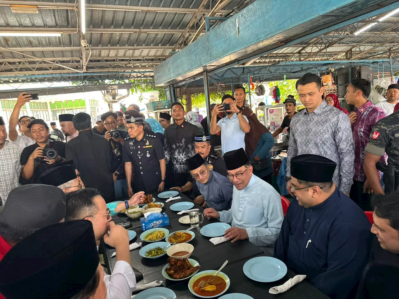 Anwar makan nasi kandar bersama penduduk Kubang Semang sebelum solat Jumaat