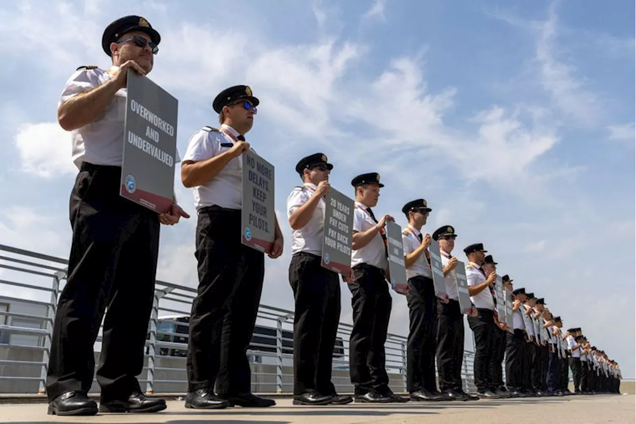 As strike looms, Canada unwilling to wade into Air Canada pilot dispute, source says