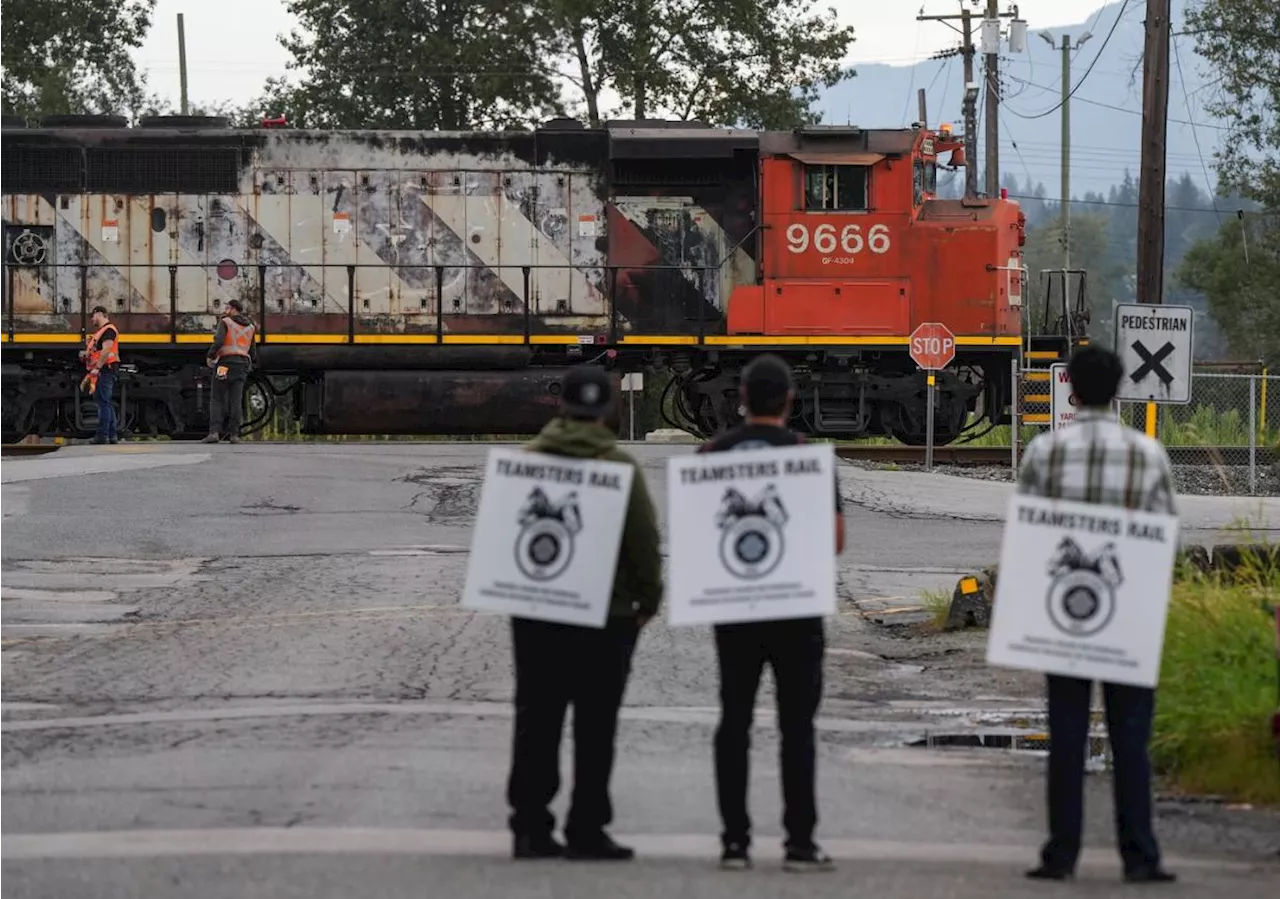 Ottawa's move to end rail shutdown prompts debate over workers' rights