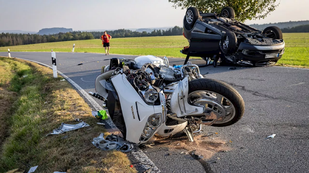 Unfall in Sachsen: Biker kracht beim Überholen auf Landstraße in Auto