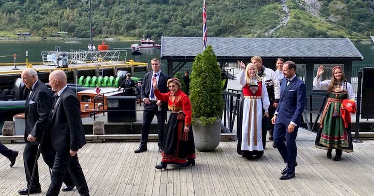 Hier winkt die Königsfamilie von Norwegen kurz vor der Trauung von Märtha Louise