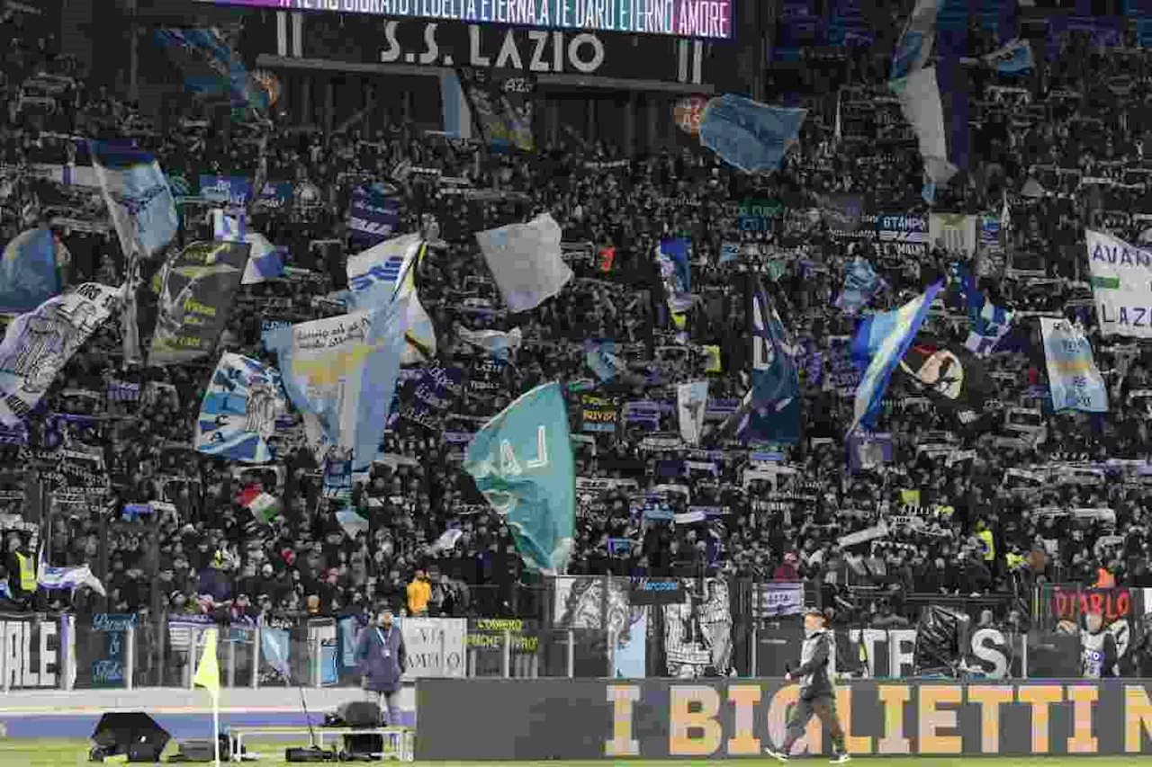 Lazio-Milan, l’Olimpico si commuove per Eriksson: lo striscione e la maglia celebrativa