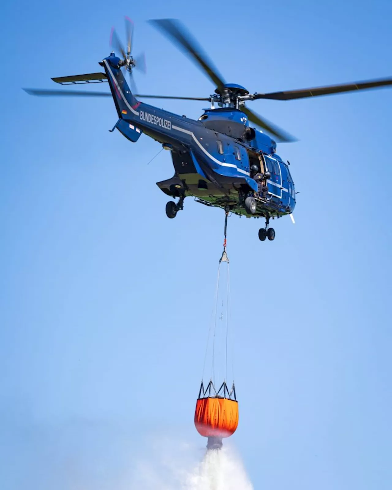 Brandbekämpfung aus der Luft: Die Bundespolizei im Einsatz gegen den Waldbrand im Landkreis Teltow-Fläming