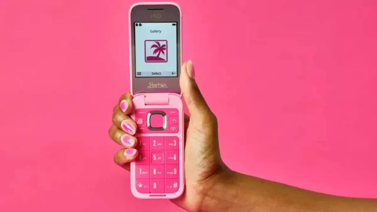 Barbie phone, come funziona e quanto costa lo smartphone della bambola più famosa del mondo