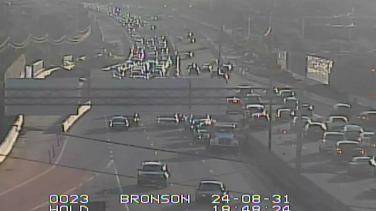 Significant delays on Hwy. 417 in downtown Ottawa after crash