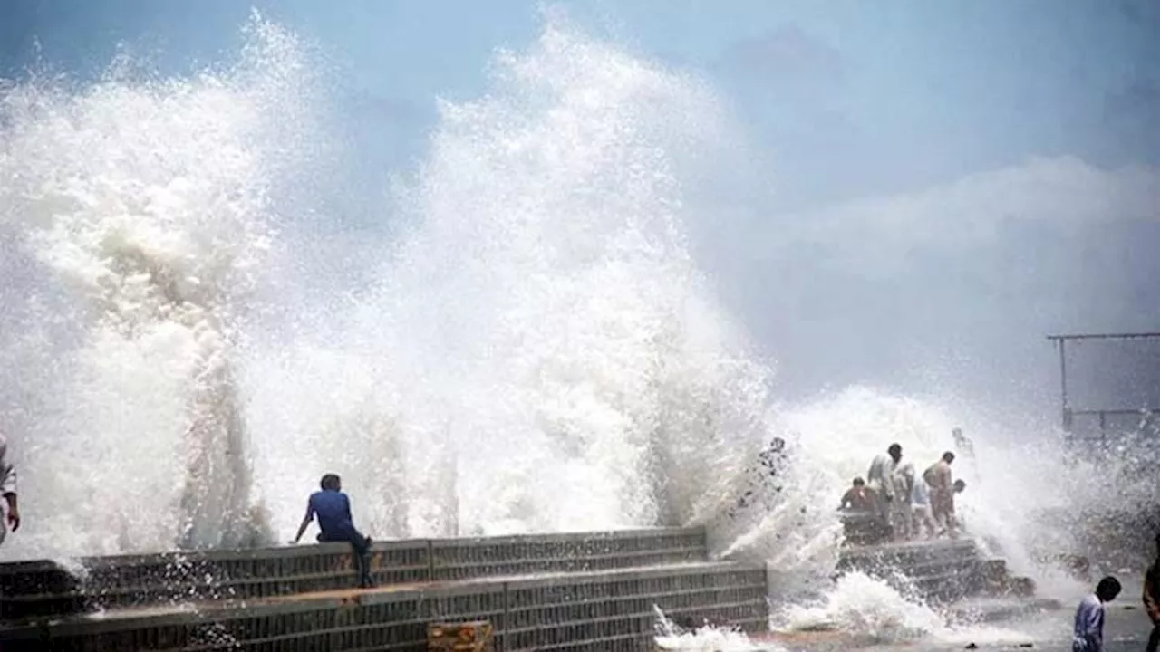 Cyclone 'Asna' moves away from Karachi, heavy rains expected