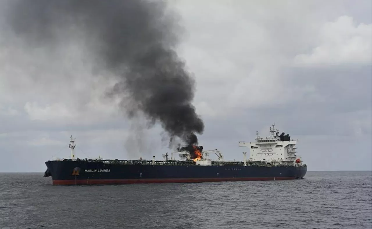 Rebeldes hutíes lanzan 2 misiles contra barco carguero mientras arde buque cisterna en el mar Rojo