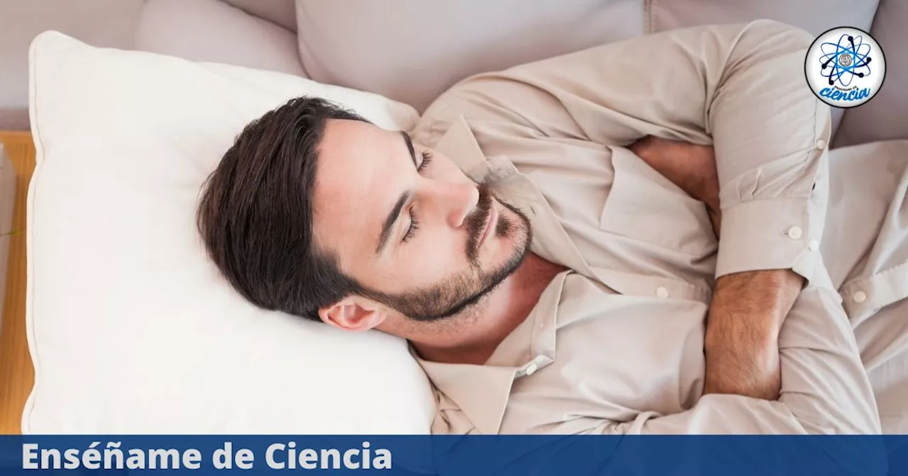 Descubre cuál es el significado de dormir con los brazos cruzados, según la psicología