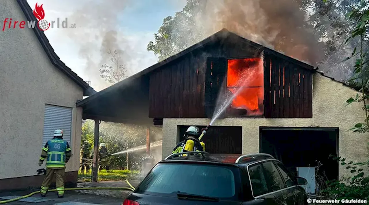 D: Dachstuhl einer Doppelgarage in Flammen