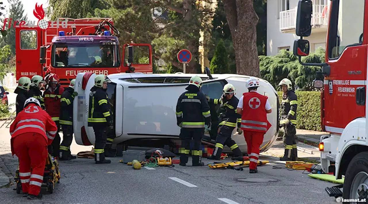 Oö: Lenker Unfall mit Beinen teilweise unter Auto eingeklemmt