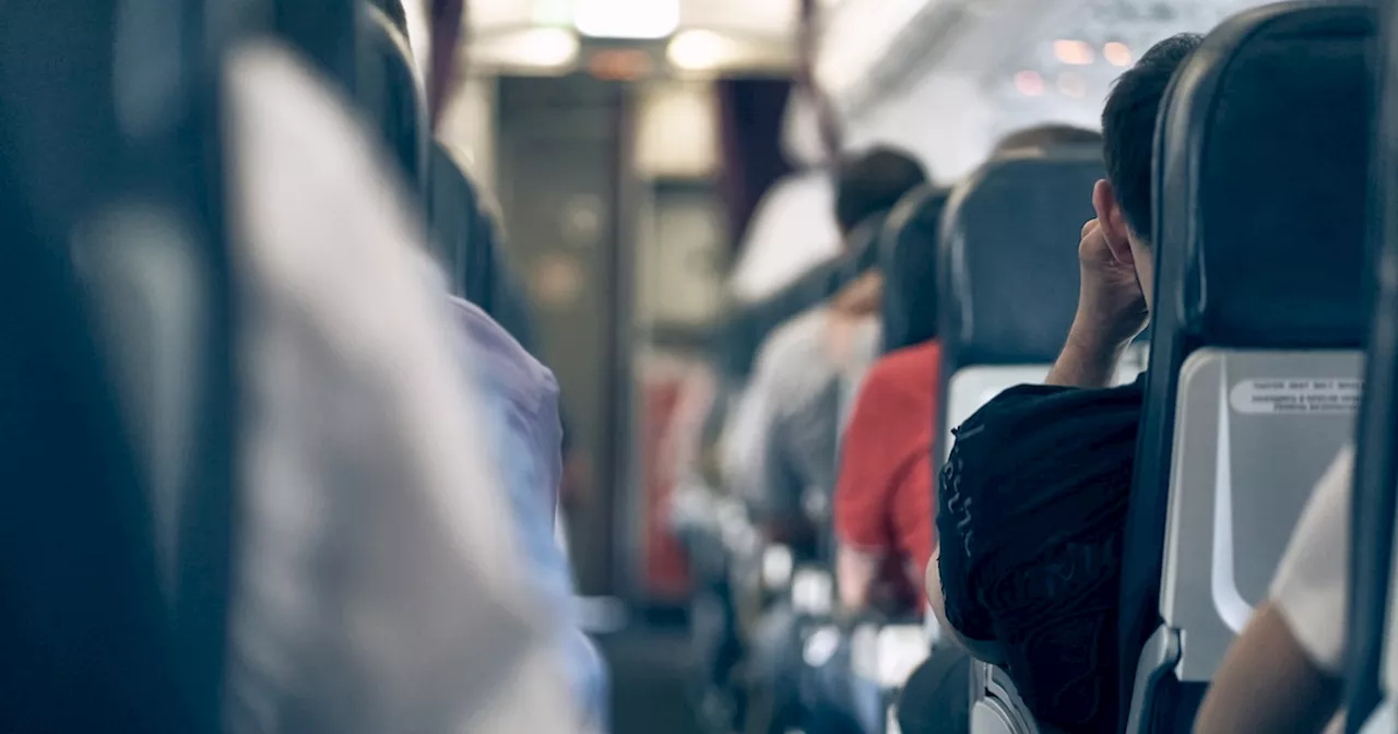 Passagiere sperren schreiendes Kleinkind während des Flug in Toilette ein