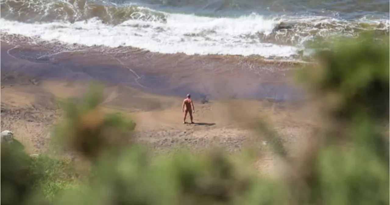 Tourist beschwert sich über Angezogene am FKK-Strand: „Was soll das?“