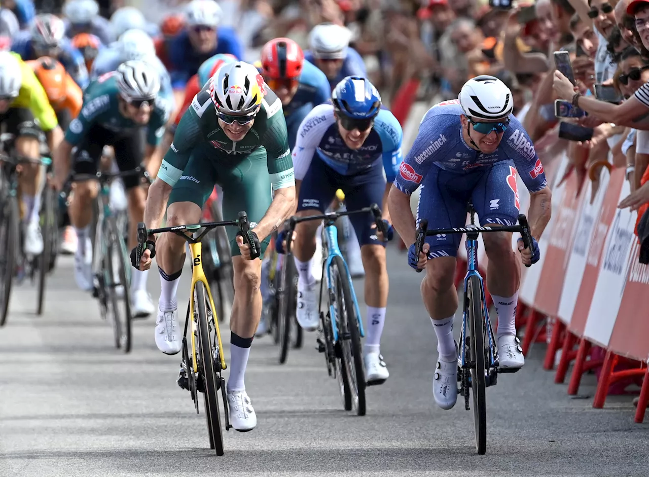 Kaden Groves outsprints Wout van Aert in Vuelta Stage 14, Ben O’Connor stays in red