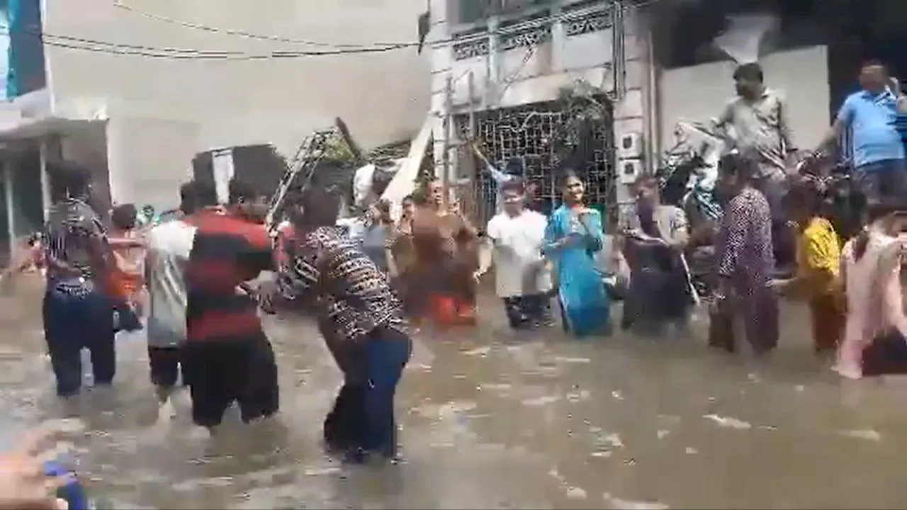 गुजरात में भारी बारिश के बीच वड़ोदरा में गरबा करने लगे लोग, इसी शहर में बाढ़ के पानी के साथ आए हैं मगरमच्छ, देखें VIDEO