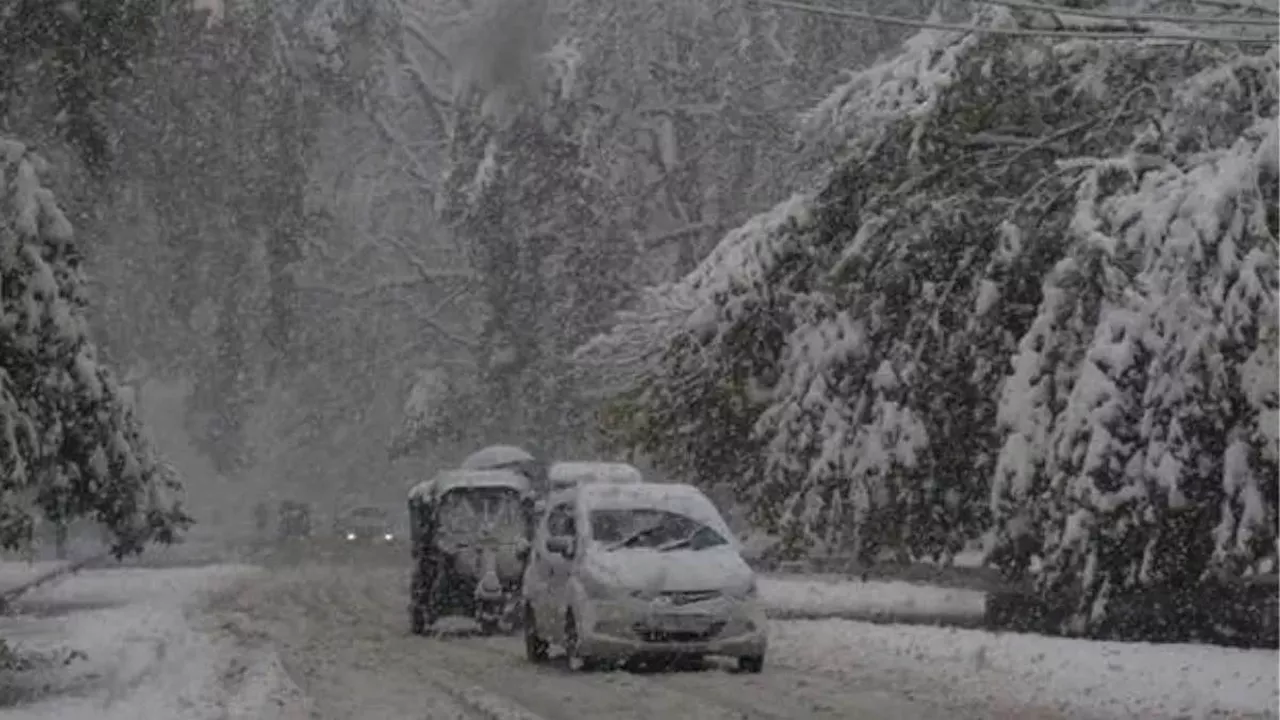 Jammu Kashmir Weather: लगातार दूसरे दिन भी घाटी के ऊपरी इलाकों में बर्फबारी, सामान्य से कई डिग्री नीचे लुढ़का पारा