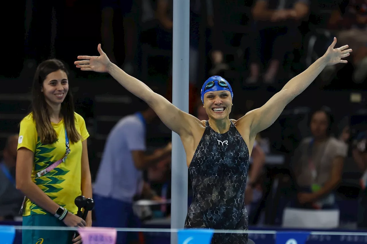 Paralimpíadas 2024: Carol Santiago conquista medalha de ouro nos 100m costas