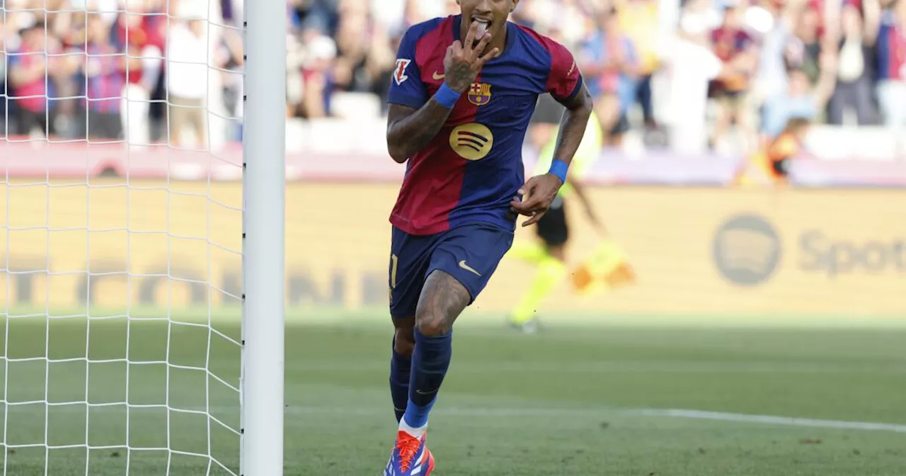 Raphinha celebra un “hat trick” con el que el Barcelona goleó al Valladolid