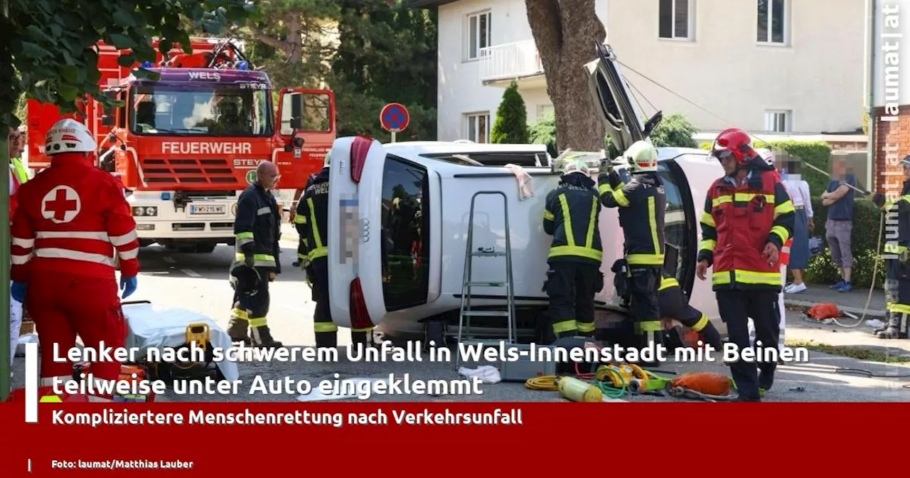 Lenker nach schwerem Unfall in Wels-Innenstadt mit Beinen teilweise unter Auto eingeklemmt