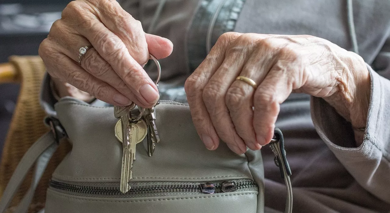 Anziana malata e invalida sfrattata da casa: «La figlia ha perso il lavoro, non riusciva a pagare l'affitto e