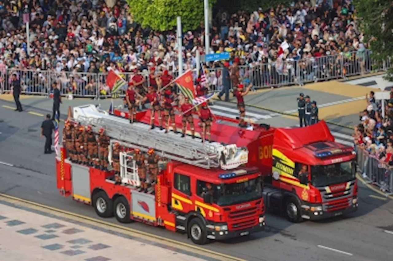 We have ‘Akak Bomba’ too: Women firefighters steal limelight during Merdeka parade (VIDEO)